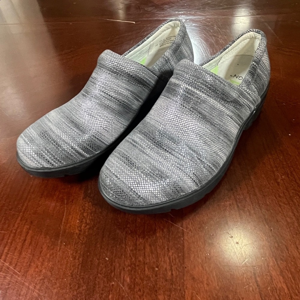 Nurse Mates Align Indya Silver Snakeskin Leather Clogs AL0000598 Womens 7M Flaw